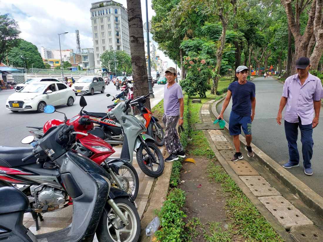 Cảnh người dân đến công viên Hoàng Văn Thụ đậu xe máy trên vỉa hè, lòng lề đường để vào công viên hóng mát, tập thể dục đã trở thành hình ảnh quen thuộc.