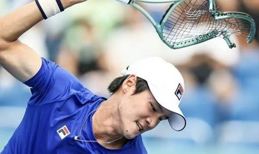 Tay vợt Kwon Soon-woo của Hàn Quốc đập nát vợt sau khi thua đối thủ Thái Lan ở ASIAD 19. Ảnh: Chosun.com