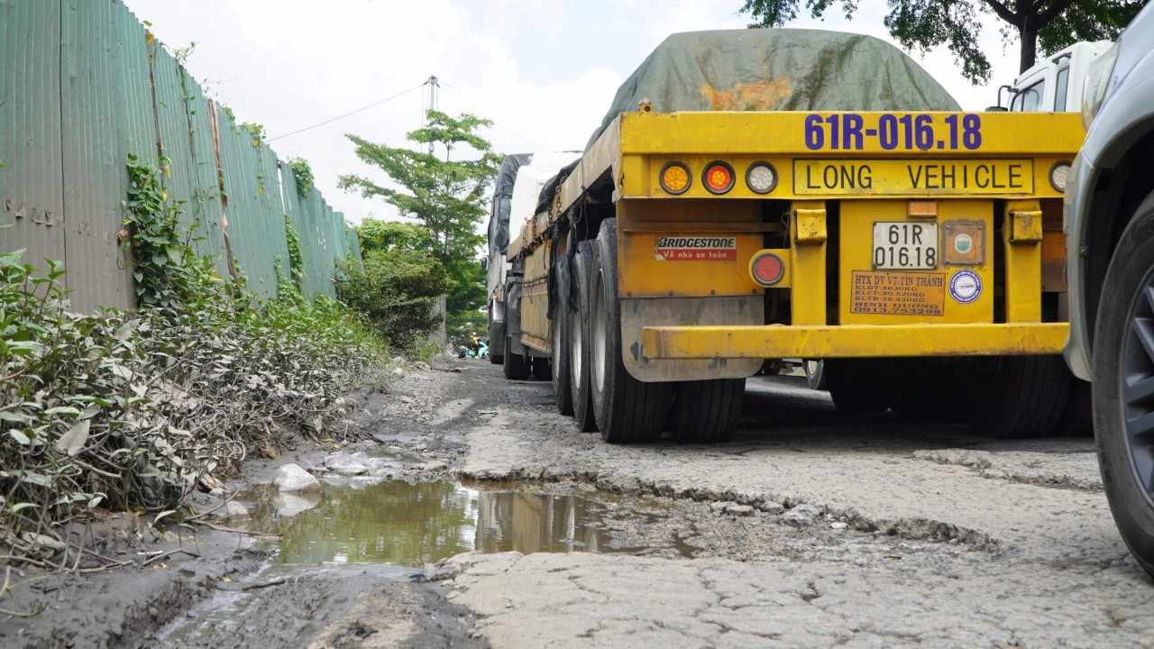 Những “ổ gà“, “ổ voi” xuất hiện nhiều trên mặt đường. Nhiều chỗ bị ngập nước gây mất an toàn giao thông.