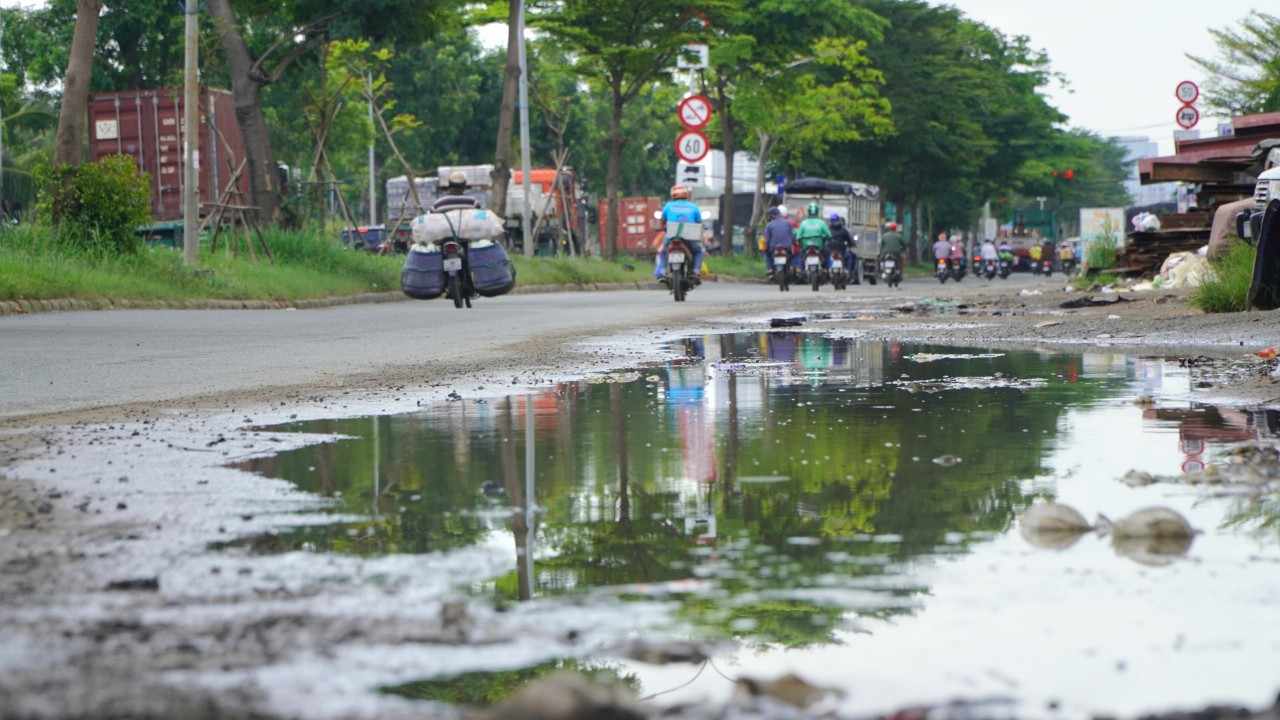 Ghi nhận của phóng viên vào ngày 26.9, tại đường Nguyễn Văn Linh, đoạn từ đường Huỳnh Tấn Phát đến Quốc lộ 1, nhiều vị trí bị hư hỏng nặng, tạo hố sâu nguy hiểm. Ảnh: Sở GTVT TPHCM.