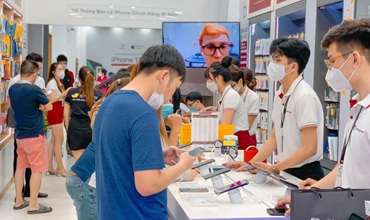 Hàng chục nghìn khách hàng tại Việt Nam sẽ nhận iPhone 15 khi mở bán vào rạng sáng 29.9. Ảnh: Duy Nguyễn