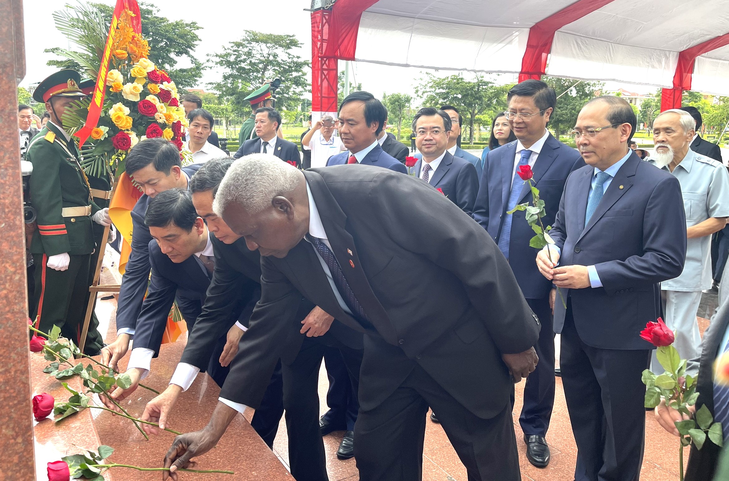 Đoàn đại biểu cấp cao hai nước Việt Nam - Cuba đã đến đặt hoa tưởng niệm Lãnh tụ Fidel Castro tại Công viên Fidel. Ảnh: Hưng Thơ.