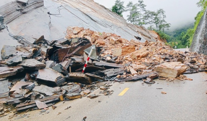 Trên đường 9B, ở km 80+100 đoạn đi qua bản Chút Mút, xã Lâm Thủy, huyện Lệ Thuỷ bị sạt lở khoảng 30m3 đất đá phương tiện không qua lại được. Ảnh: Đức Trí