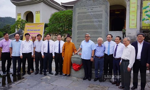 Các đại biểu tham quan điểm văn hóa lịch sử tại Khu di tích quốc gia đặc biệt Yên Tử. Ảnh: Đoàn Hưng