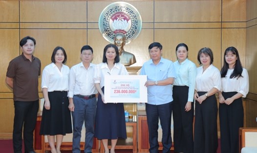 Công đoàn PV Power trao hỗ trợ các nạn nhân vụ cháy thông qua Ủy ban Mặt trận Tổ quốc Việt Nam Thành phố Hà Nội. Ảnh: CĐCS