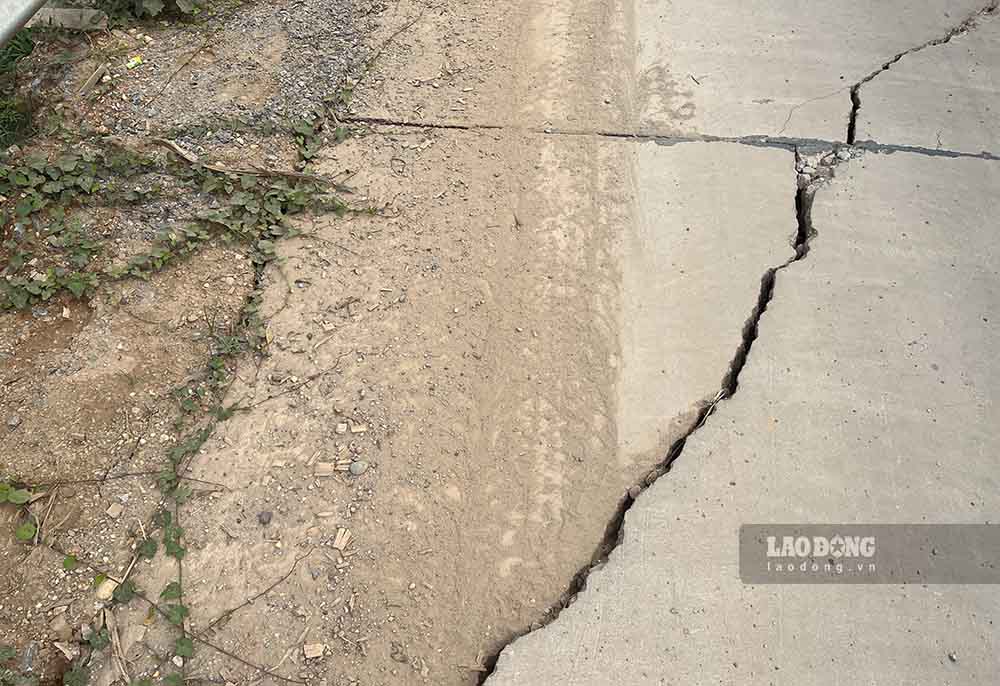 Mặt đường bê tông bị nứt vỡ kéo dài khoảng hơn 15m, khu vực bị nứt vỡ đã sụt lún thấp hơn cả chục cm so với phần còn lại.