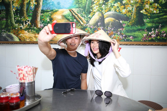 Vợ chồng diễn viên Hồ Hạnh Nhi “check-in” Việt Nam với hình ảnh nón lá trong quán phở. Ảnh: Facebook nhân vật