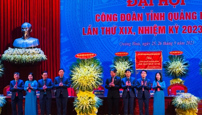 Phó Chủ tịch Tổng LĐLĐ Việt Nam Huỳnh Thanh Xuân tặng hoa chúc mừng Đại hội. Ảnh: Lê Phi Long