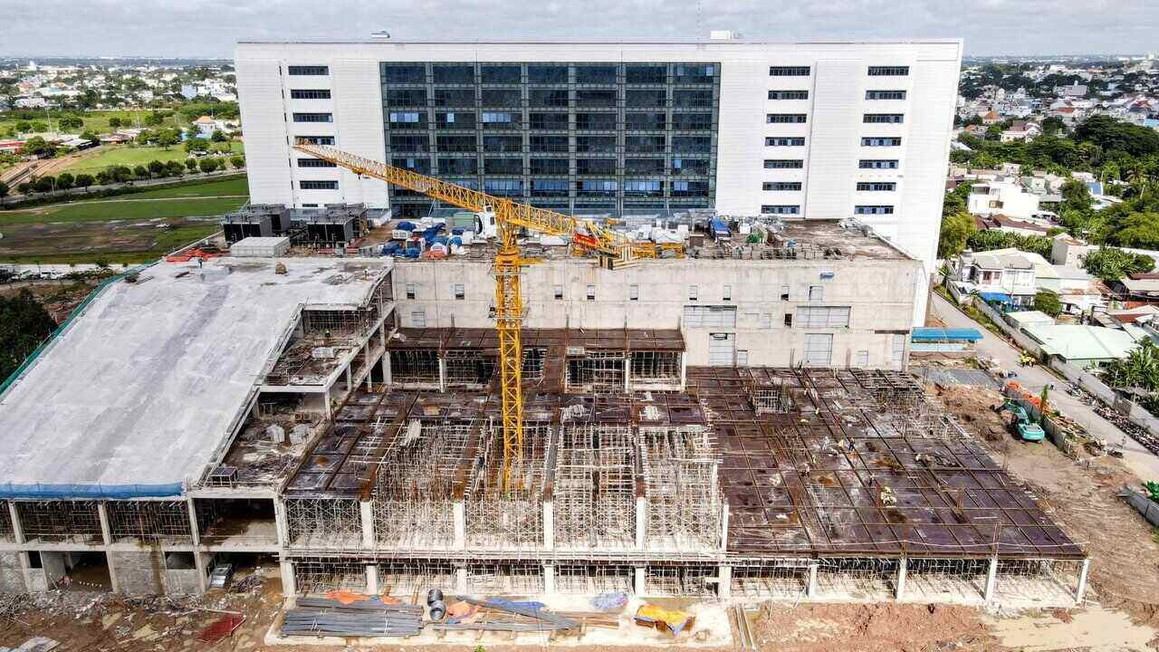  Bệnh viện Đa khoa khu vực Hóc Môn được TP Hồ Chí Minh có vốn đầu tư với tổng vốn 1.895 tỉ đồng, là một trong 3 bệnh viện được xây mới, thay thế cho những cơ sở đã xuống cấp trầm trọng suốt nhiều năm qua.