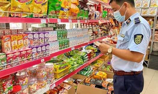 Quản lý thị trường TPHCM kiểm tra đột xuất địa điểm kinh doanh thực phẩm.