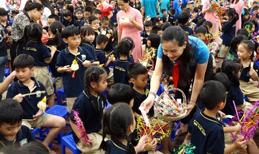 Bà Nguyễn Thị Hảo - Chủ tịch Liên đoàn Lao động huyện Thanh Oai - trao quà cho thiếu nhi tại Chương trình Tết Trung thu - Tết sẻ chia. Ảnh: CĐCS