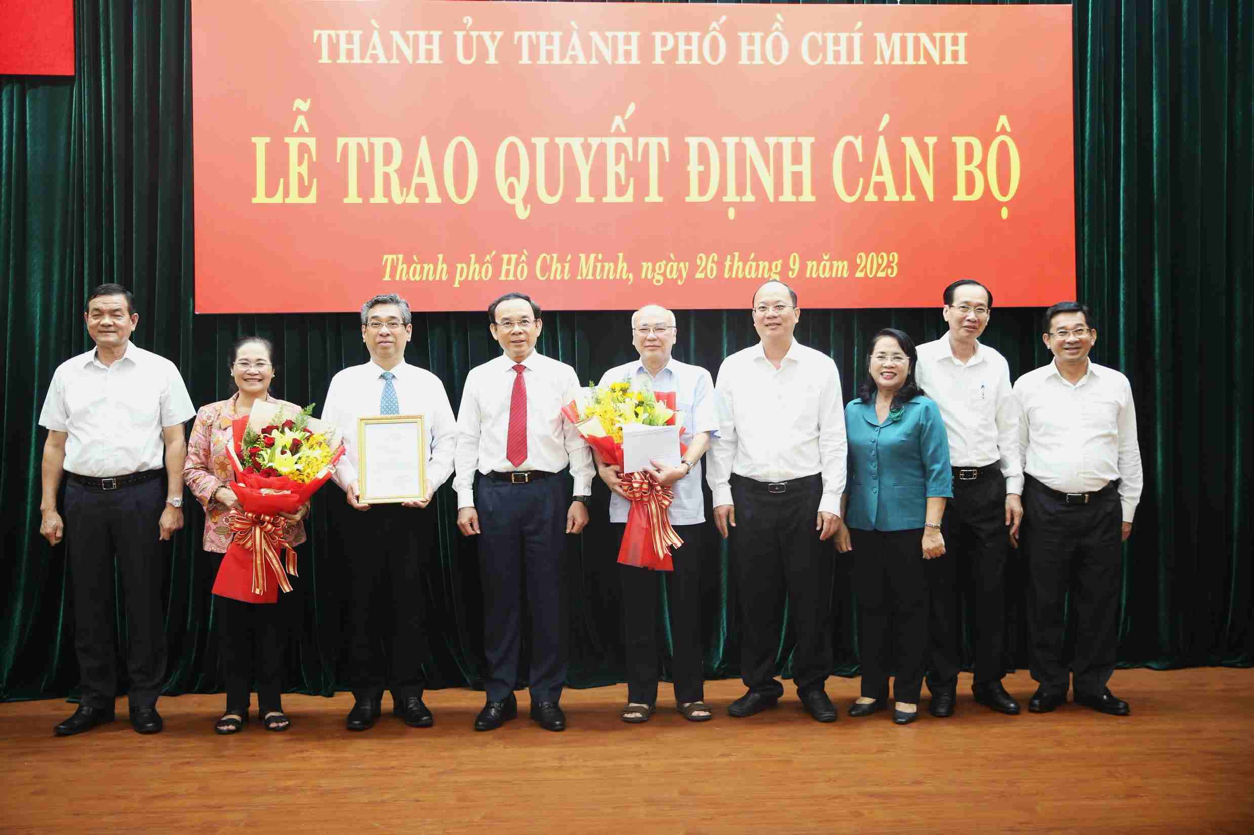 Lãnh đạo TPHCM chúc mừng ông Nguyễn Phước Lộc làm tân Phó Bí thư Thành ủy TPHCM.  Ảnh: Minh Quân