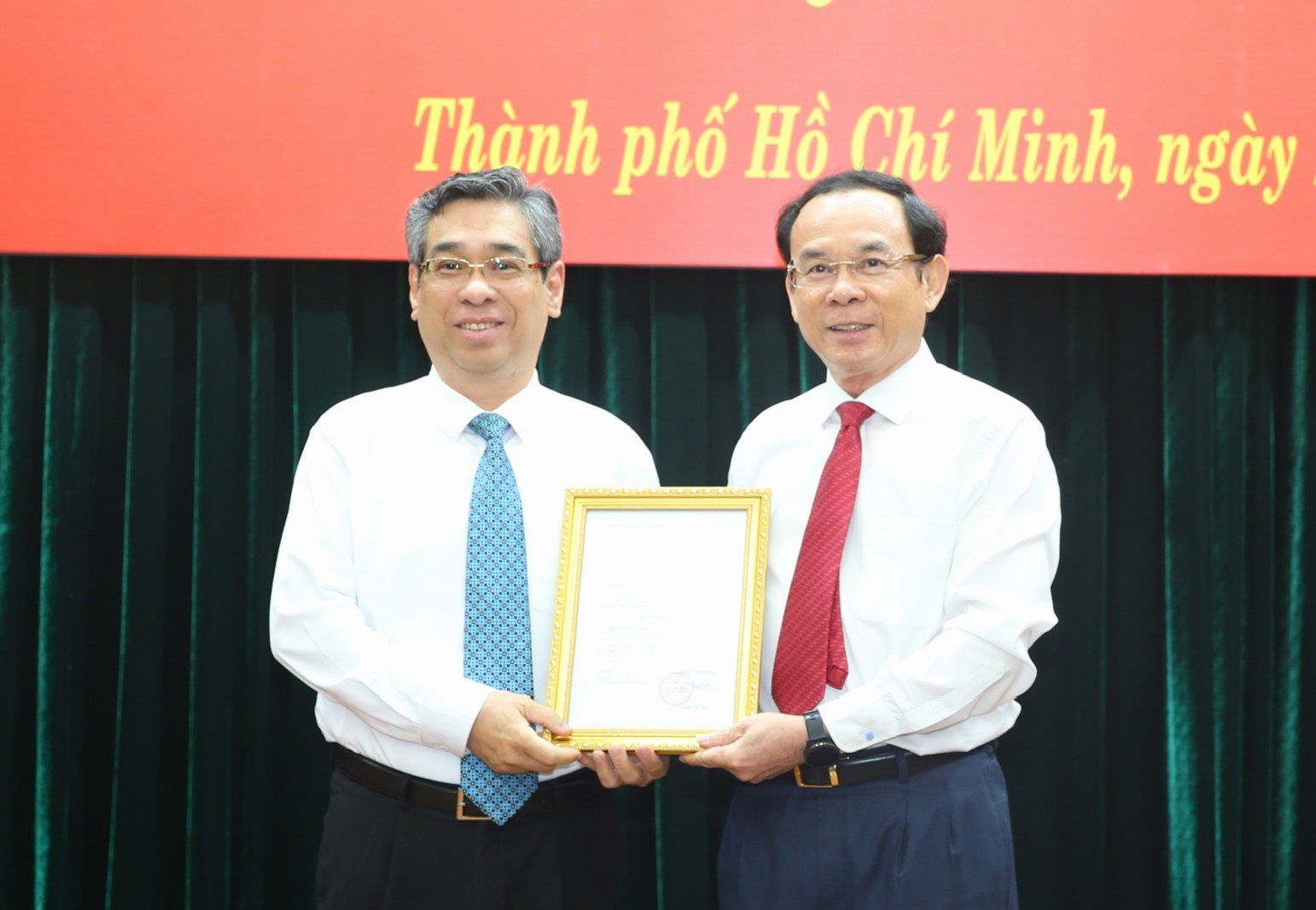 Bí thư Thành ủy TPHCM Nguyễn Văn Nên (bên phải) trao quyết định cho ông Nguyễn Phước Lộc.  Ảnh: Minh Quân