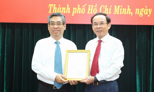 Bí thư Thành ủy TPHCM Nguyễn Văn Nên (bên phải) trao quyết định cho ông Nguyễn Phước Lộc.  Ảnh: Minh Quân