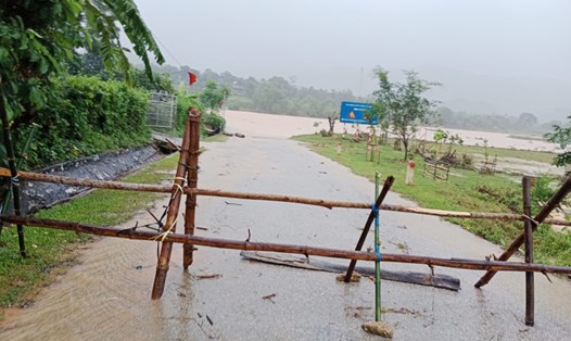 Ngập cầu tràn đi bản Rào Tre ở xã Hương Liên, huyện Hương Khê, tỉnh Hà Tĩnh, chính quyền phải lập rào chắn cảnh báo. Ảnh: Trần Tuấn