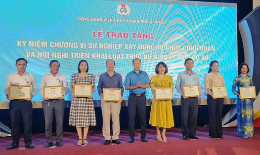 CĐ Viên chức TP Đà Nẵng trao tặng Kỷ niệm chương “Vì sự nghiệp xây dựng tổ chức Công đoàn” cho cán bộ công đoàn cơ sở tiêu biểu. Ảnh: Thái Bình