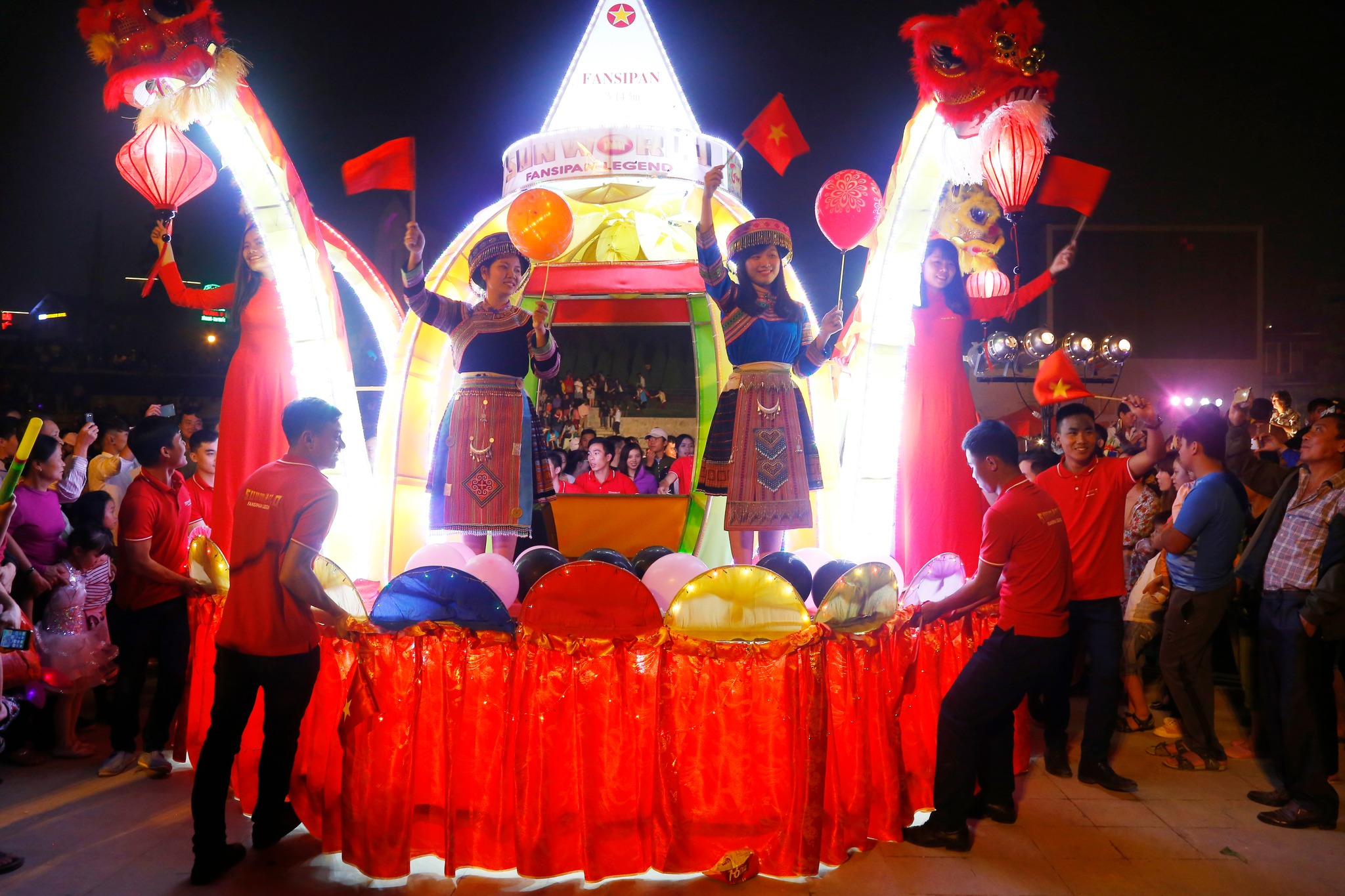 Đêm hội trăng rằm với những chiếc xe rước đèn lộng lẫy hứa henh thu hút nhiều du khách khi đến Sa Pa vào dịp Trung thu. Ảnh: BTC
