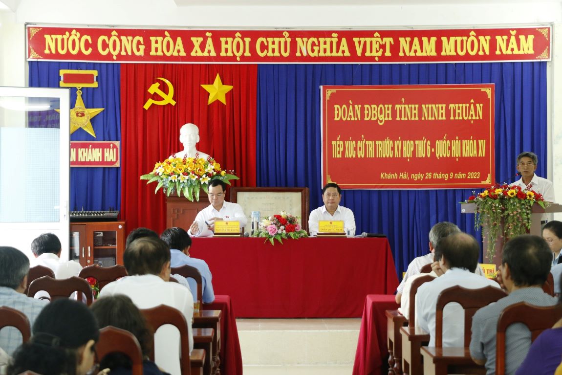 Cử tri Thị trấn Khánh Hải, huyện Ninh Hải, Ninh Thuận dõi theo buổi tiếp xúc của các Đại biểu Quốc hội. Ảnh: Phương Linh