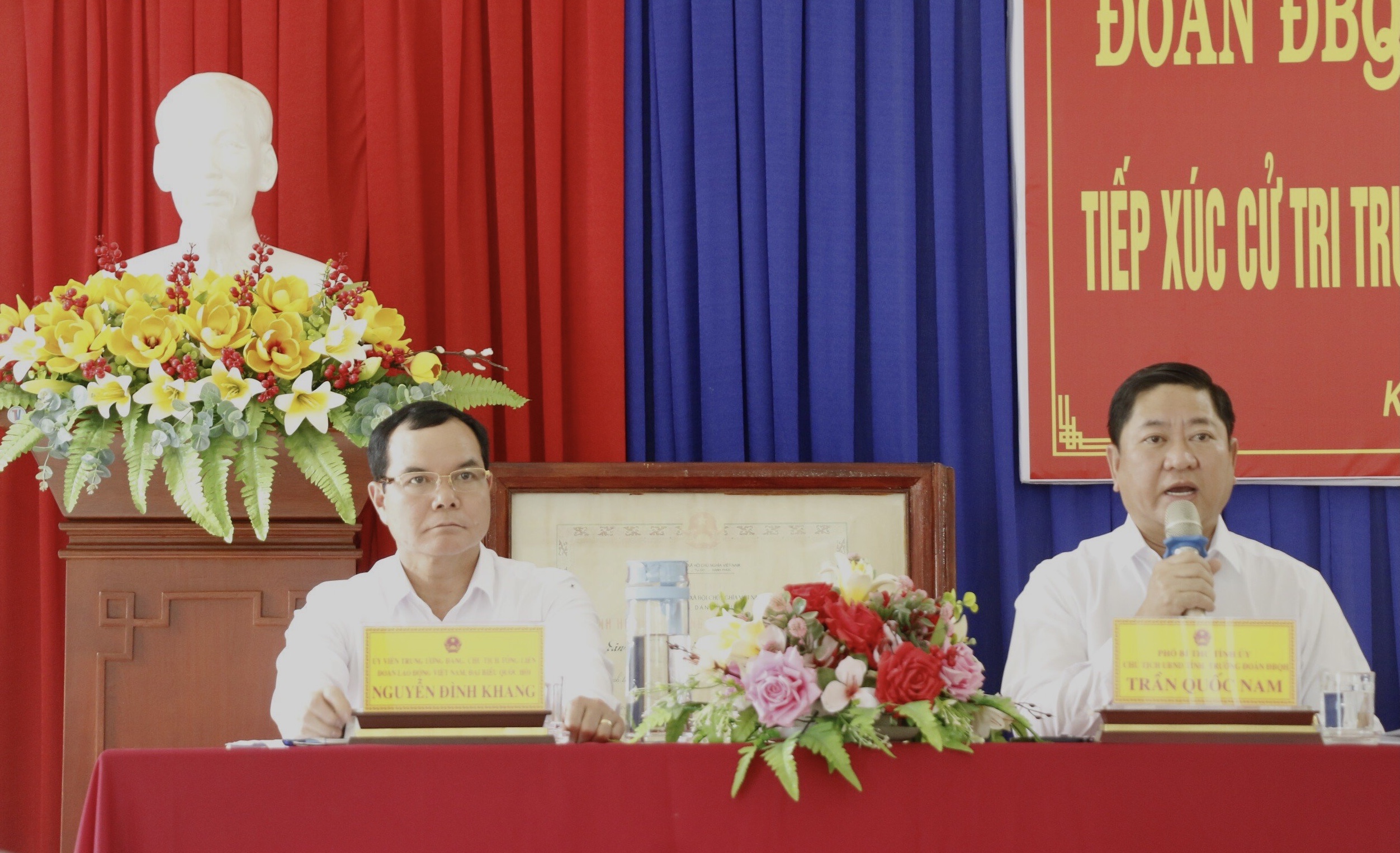 Đại biểu Quốc hội Nguyễn Đình Khang - Uỷ viên Trung ương Đảng, Chủ tịch Tổng Liên đoàn Lao động Việt Nam và ông Trần Quốc Nam - Phó Bí thư Tỉnh ủy, Chủ tịch UBND tỉnh, tiếp xúc cử tri trước kỳ họp thứ 6, Quốc hội khóa XV. Ảnh: Phương Linh