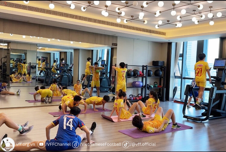 Đội tuyển nữ Việt Nam tập luyện tại phòng gym chiều 26.9. Ảnh: VFF
