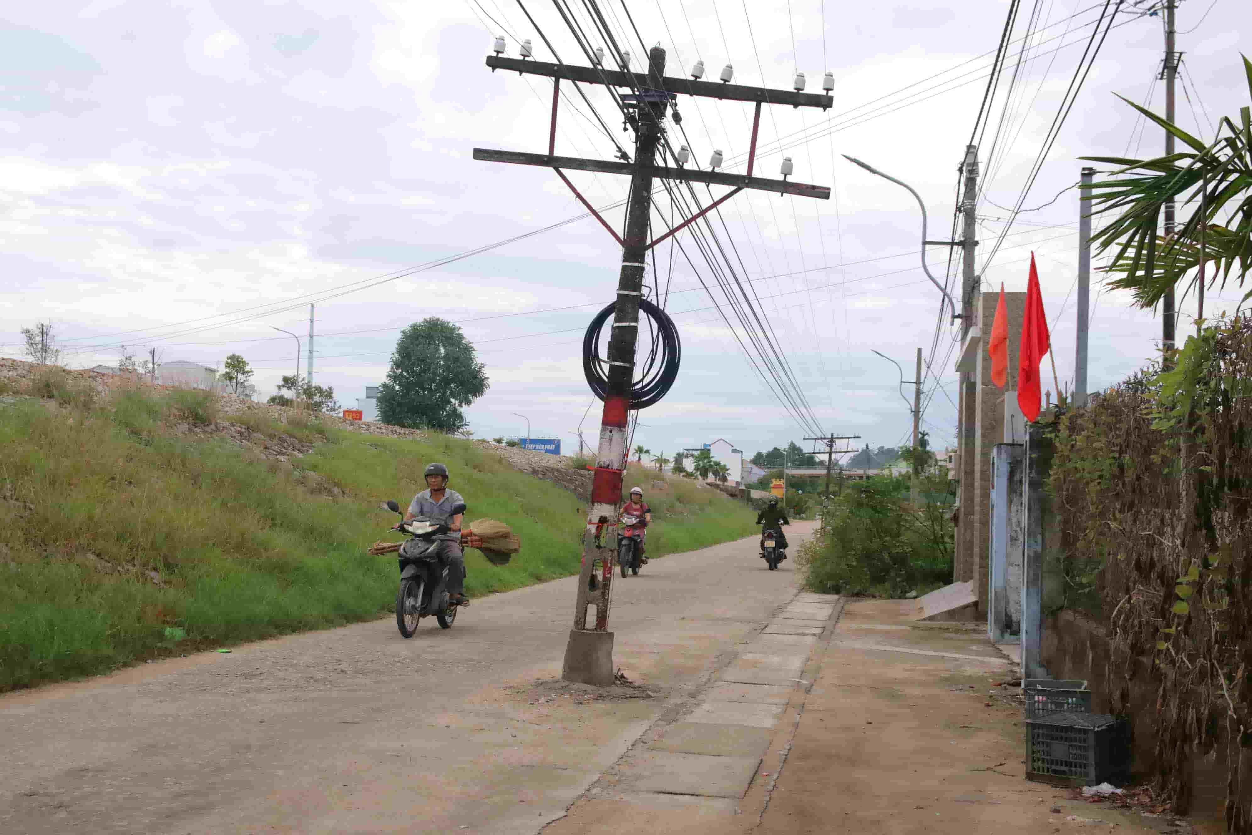 Dọc theo tuyến đường song song với đường sắt khu vực các phường Thủy Dương và phường An Cựu không khó để bắt gặp những chiếc cột điện nằm gần giữa đường đi như thế này. 