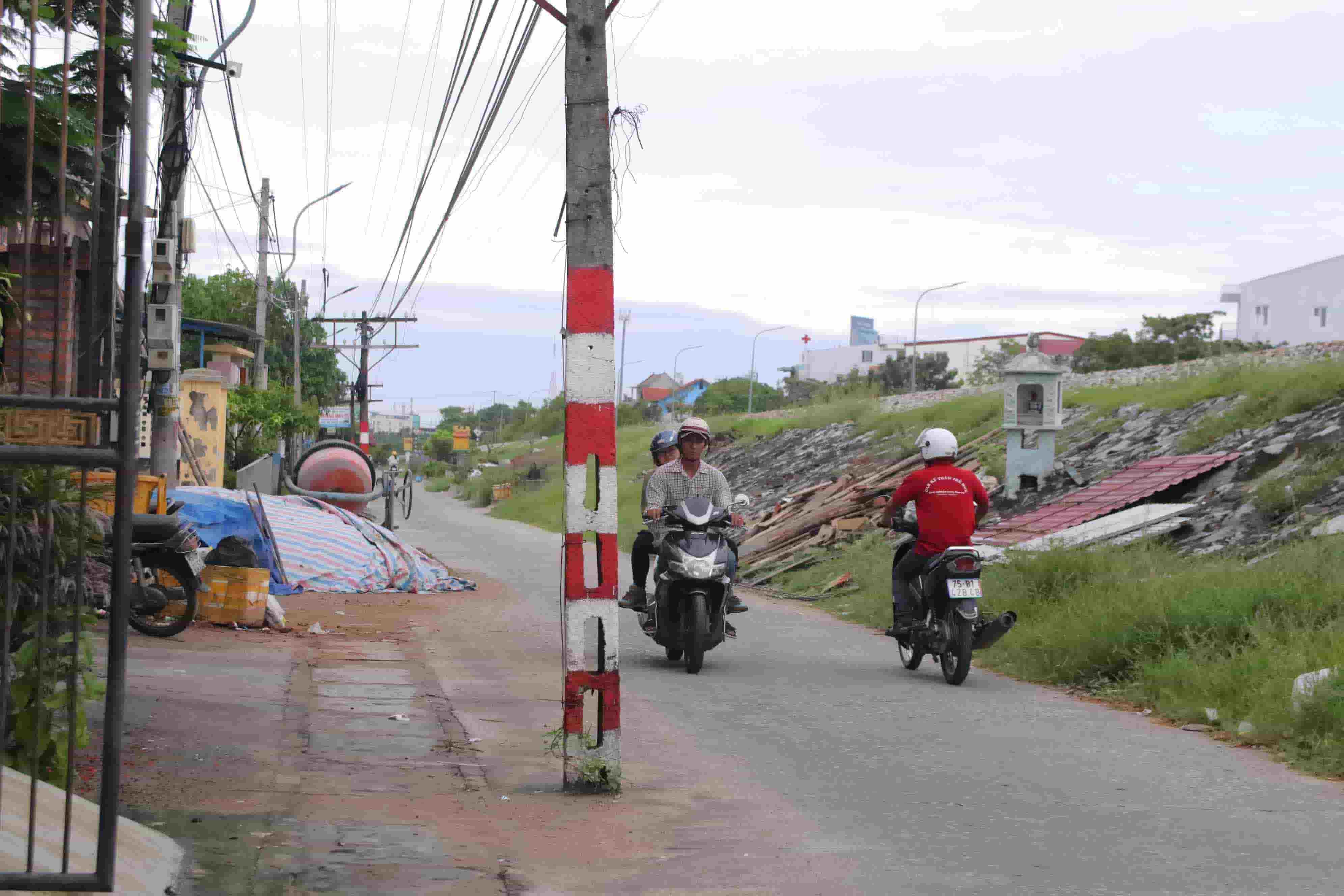 Theo ghi nhận của Lao Động, những cây cột điện này nằm ở đường Dương Thiệu Tước, bắt đầu từ gầm cầu vượt Thủy Dương đến tận bến xe phía nam của TP. Huế.