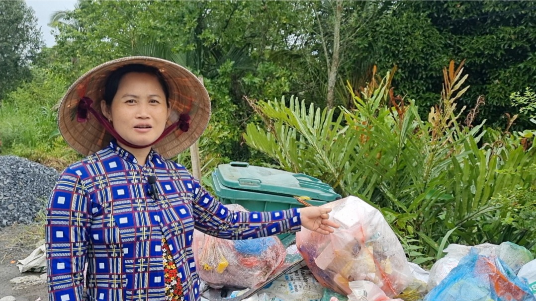 Nhiều người dân huyện Trà Ôn, tỉnh Vĩnh Long bức xúc trước tình trạng rác thải ùn ứ nhiều ngày. Ảnh: Hoàng Lộc