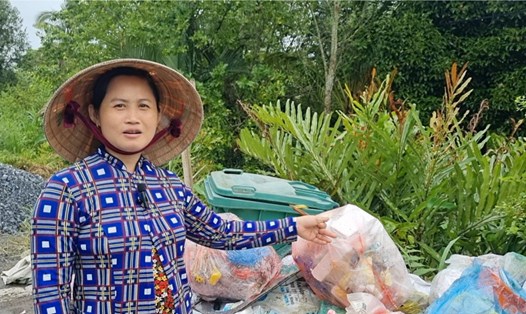 Nhiều người dân huyện Trà Ôn, tỉnh Vĩnh Long bức xúc trước tình trạng rác thải ùn ứ nhiều ngày. Ảnh: Hoàng Lộc