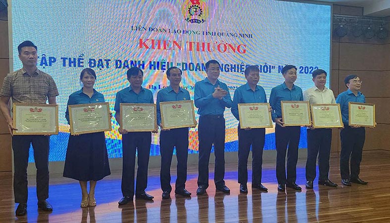 Chủ tịch LĐLĐ tỉnh Quảng Ninh Tô Xuân Thao trao tặng Bằng khen cho tập thể  xuất sắc trong công tác tổ chức Đại hội Công đoàn các cấp. Ảnh: Trân Ngọc Duy