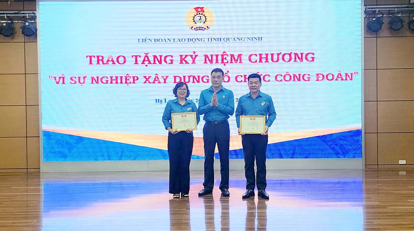 Chu tịch LĐLĐ Quảng Ninh Tô Xuân Thao trao kỷ niệm chương Công đoàn cho 2 cá nhân thuộc cán bộ LĐLĐ tỉnh. Ảnh: Trần Ngọc Duy