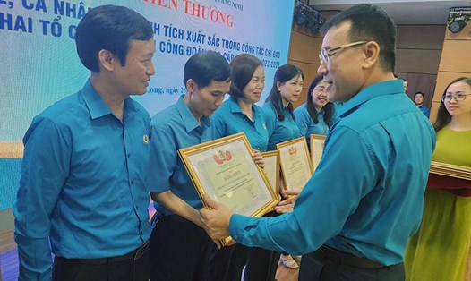 Chủ tịch LĐLĐ Quảng Ninh Tô Xuân Thao trao tặng Bằng khen cho các tổ chức và cá nhân có thành tích trong công tác tổ chức Đại hội Công đoàn các cấp. Ảnh: Trần Ngọc Duy