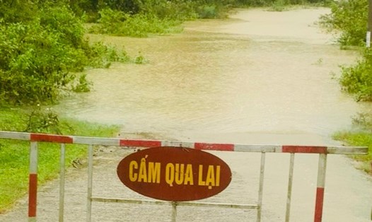Do ảnh hưởng của mưa lớn, nước lũ dâng cao gây ngập lụt, chia cắt nhiều địa bàn tại Quảng Bình. Ảnh: Đức Trí