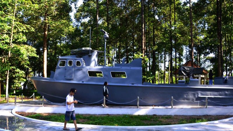 Tàu chiến PCF tại Khu lưu niệm Chủ tịch Tôn Đức Thắng. Ảnh: Lâm Điền