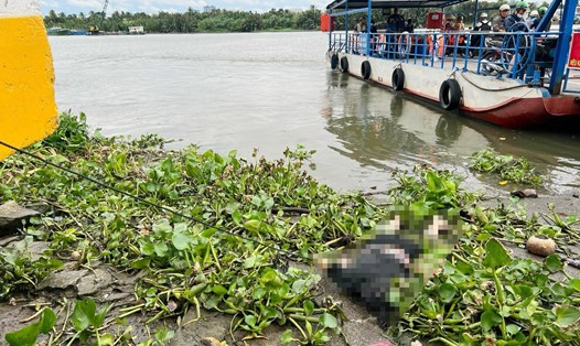Thi thể nạn nhân được cột dây kéo vào bờ phía phường Linh Đông, TP Thủ Đức. Ảnh: An Huy