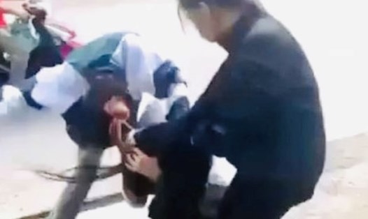 Hình ảnh em học sinh bị hành hung. Ảnh cắt từ Video Clip