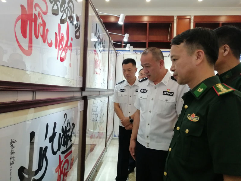 Đoàn đại biểu hai nước tổ chức thăm quan bảo tàng Hồ Chí Minh và tham dự triển lãm nhiếp ảnh, nghệ thuật thư pháp Trung Việt. Ảnh: Đơn vị cung cấp.
