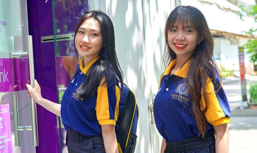 Nguyễn Thị Thu Thảo (bên trái) cùng bạn rạng ngời khi khoác trên mình chiếc áo đồng phục sinh viên Trường Đại học Gia Định. Ảnh: Mỹ Ngọc