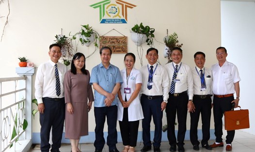 Bộ trưởng Bộ GDĐT Nguyễn Kim Sơn (áo xanh) làm việc với trường Đại học Kiên Giang vào chiều 26.9. Ảnh: Như Ngọc