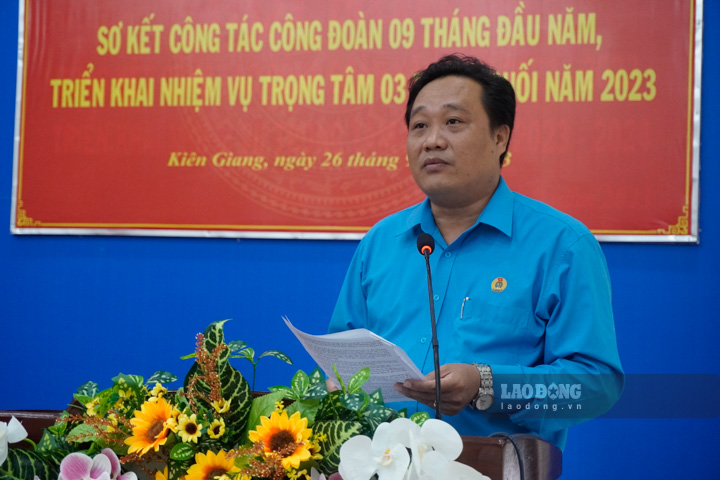 Phó Chủ tịch thường trực LĐLĐ tỉnh Kiên Giang Phạm Văn Đằng báo cáo các mặt công tác 9 tháng qua. Ảnh: Nguyên Anh