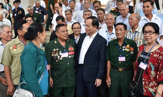 Phó Thủ tướng Trần Lưu Quang và Đoàn đại biểu người có công với cách mạng tỉnh Kiên Giang. Ảnh: VGP