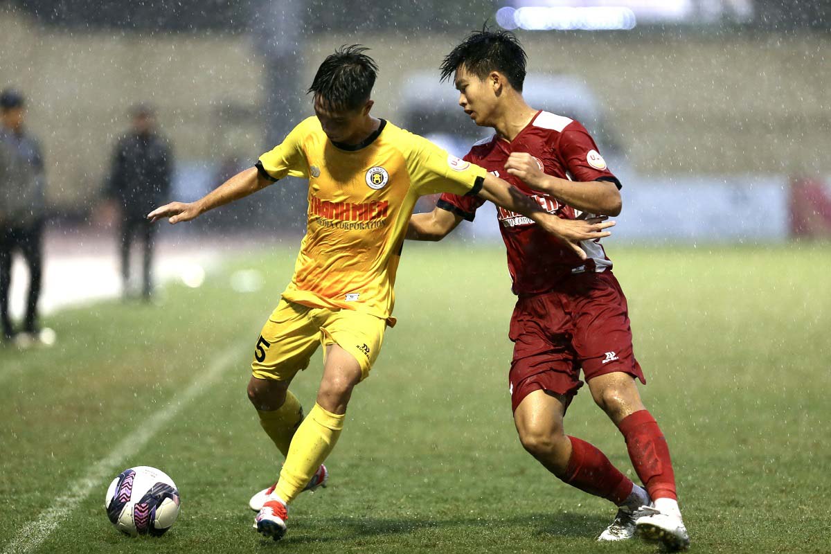 Trận đấu trên sân Thanh Hoá tối 26.9 diễn ra dưới thời tiết mưa nặng hạt.