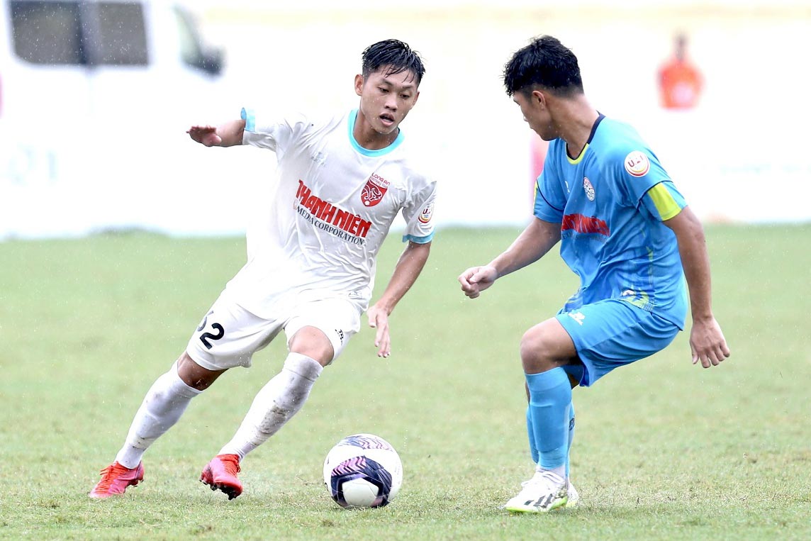 Ở trận đấu cùng ngày, U21 PVF-CAND (áo xanh) giành thắng lợi 2-0 trước U21 Long An (áo trắng) cũng điền tên mình vào vòng bán kết. Đối thủ của thầy trò huấn luyện viên Nguyễn Duy Đông là đội thắng trong trận tứ kết 3 giữa U21 Kon Tum gặp U21 Đà Nẵng.