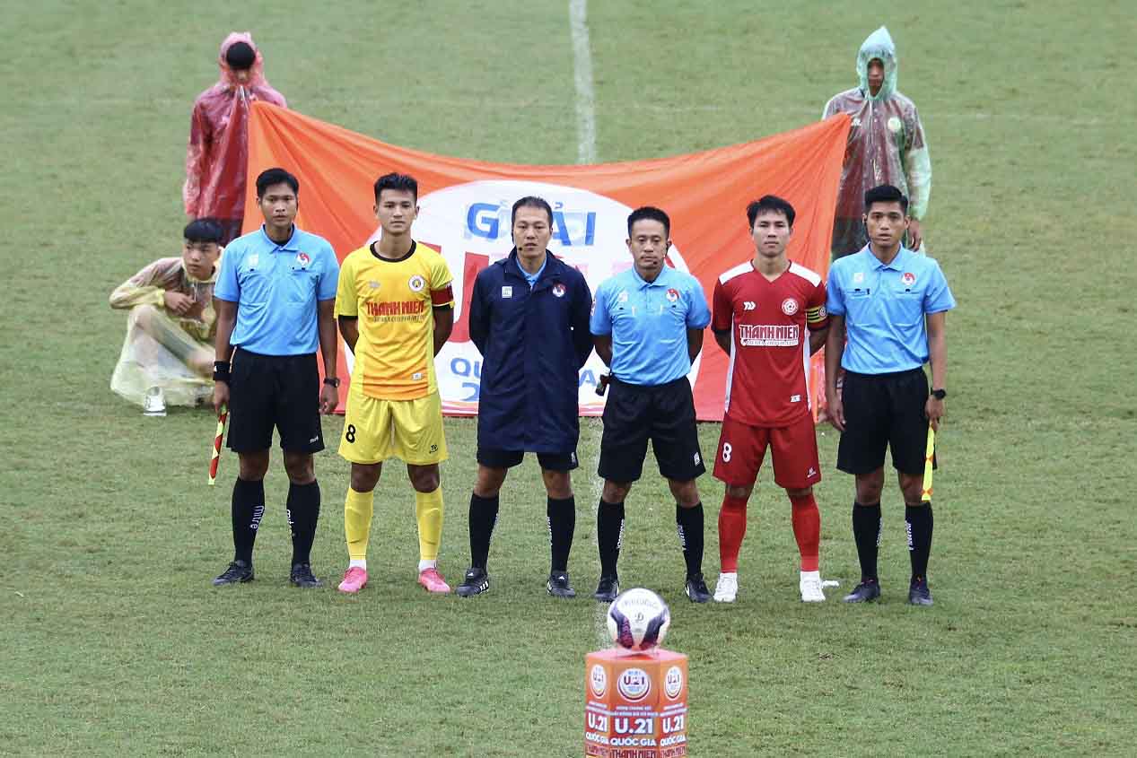 Trận đấu đáng chú ý trong ngày 26.9 của lượt tứ kết U21 Quốc gia 2023 là màn so tài giữa U21 Hà Nội (áo vàng) và U21 Viettel (áo đỏ).