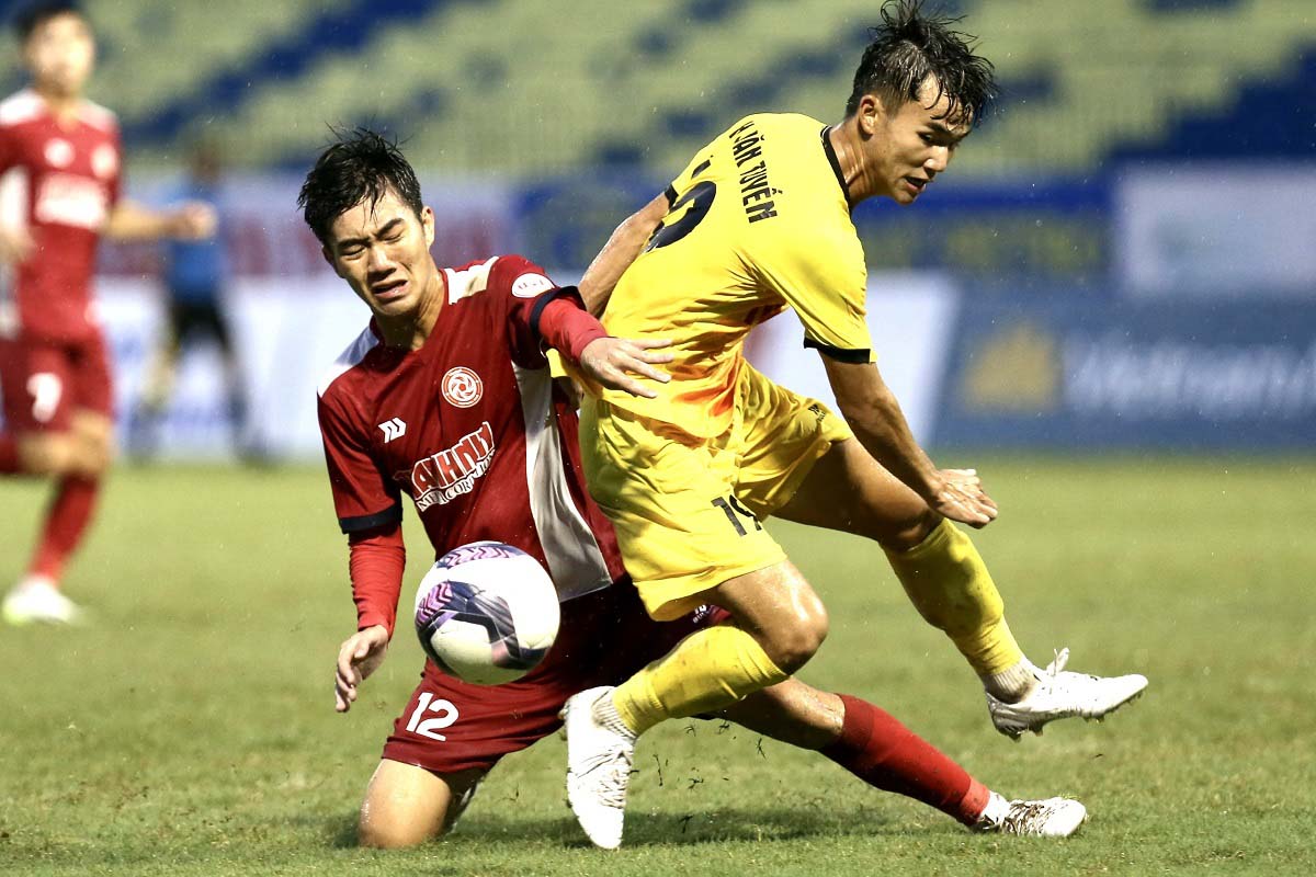 Mặc dù vậy, U21 Hà Nội với lực lượng đồng đều hơn đã tạo ra nhiều pha bóng nguy hiểm khiến khung thành đối phương phải chao đảo.  Tuy nhiên, điều quan trọng nhất là bàn thắng vẫn không đến trong hiệp 1.