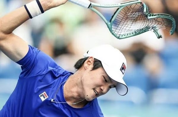 Kwon Soon Woo bị chỉ trích sau hành đồng đập vỡ cây vợt tại ASIAD 19. Ảnh: Chosun