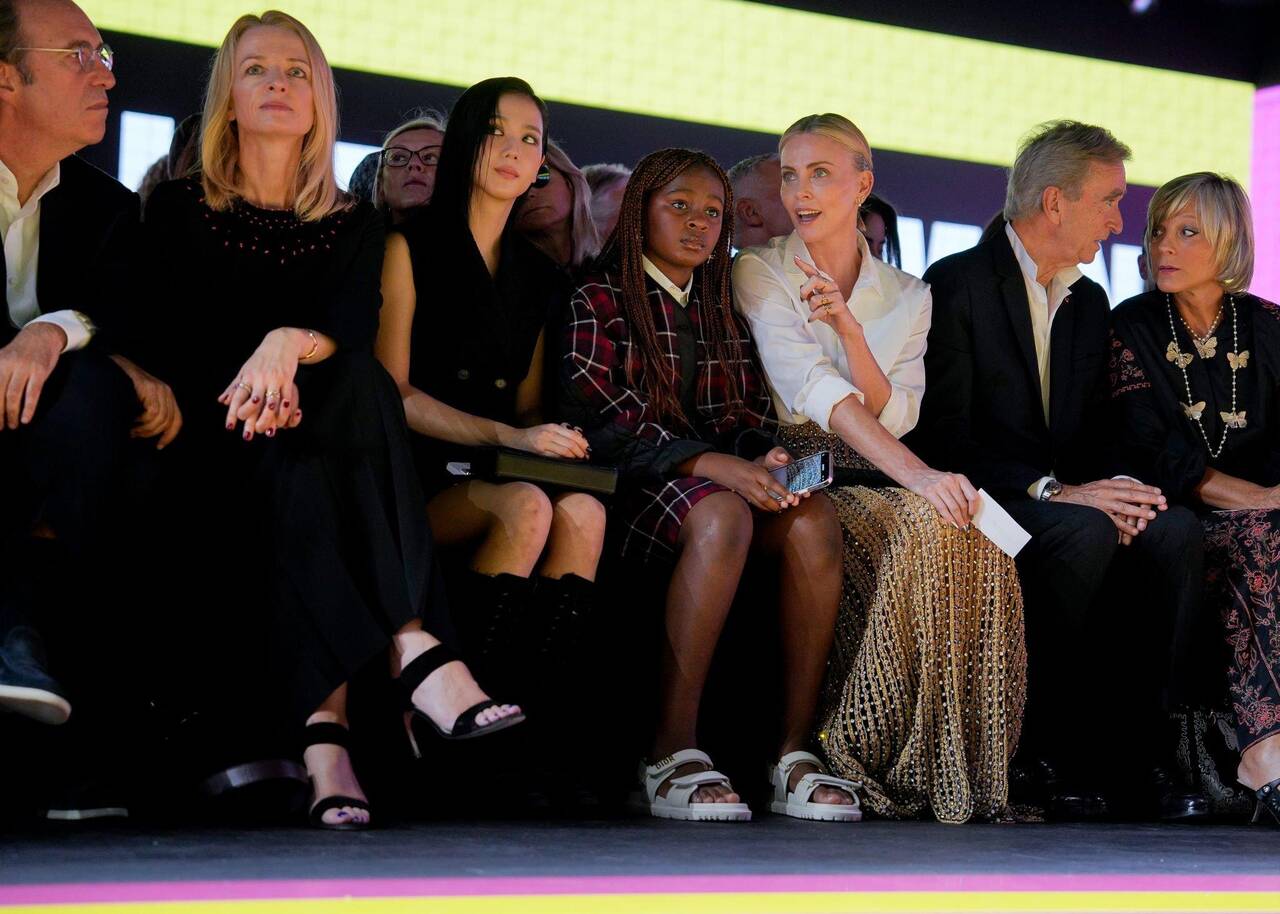 Jisoo ngồi hàng ghế đầu của CEO Dior và những nhân vật tầm cỡ. Ảnh: X