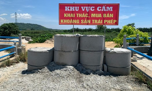 TP Quảng Ngãi dựng hàng loạt trụ bêtông kiên cố ở các đường mòn xuống sông Trà Khúc để ngăn các xe vận chuyển cát trái phép. Ảnh: Ngọc Viên