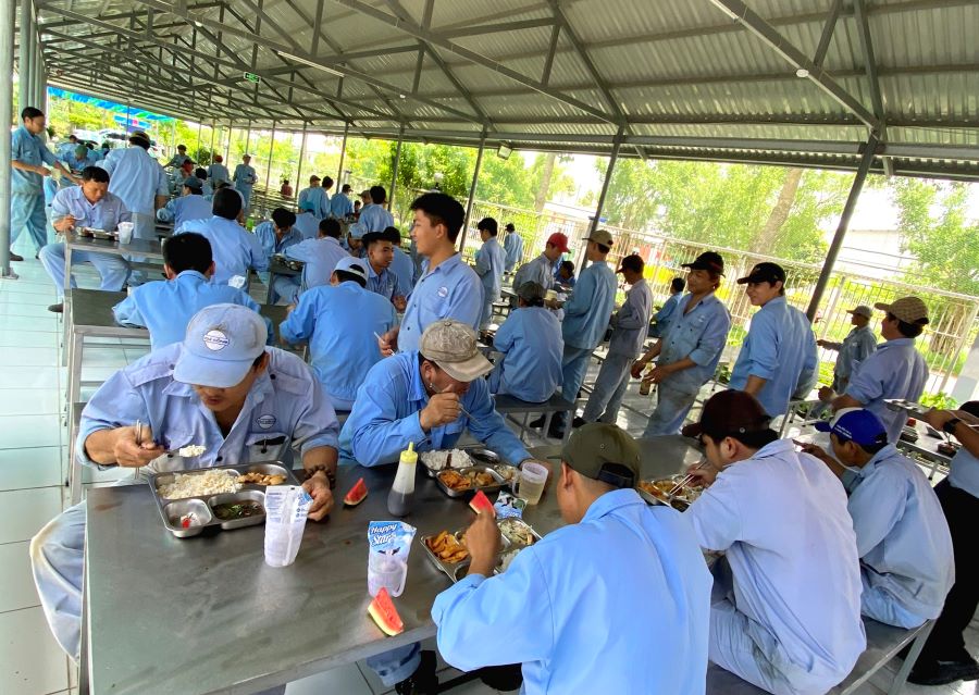 Bữa ăn ca ở Công ty CP Chí Công (Khu công nghiệp Bình Hòa) một trong những đơn vị làm tốt công tác thỏa ước lao động tập thể. Ảnh: Lâm Điền 