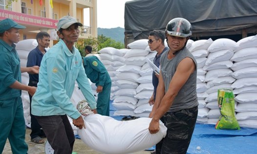 Trao gạo dự trữ quốc gia cho người dân đặc biệt khó khăn của xã Bông Krang, huyện Lắk, tỉnh Đắk Lắk. Ảnh: TTXVN