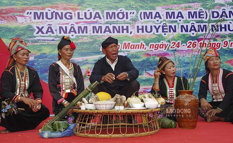 Sau đó thầy cúng và các nghệ nhân sẽ thực hiện nghi thức “Gọi hồn lúa” để mang lúa về nhà. Người dân tộc Khơ Mú quan niệm mâm lễ càng đầy, càng nhiều sản vật thì càng thể hiện được sự no đủ, phát đạt của gia đình, dòng họ và làng bản. 
